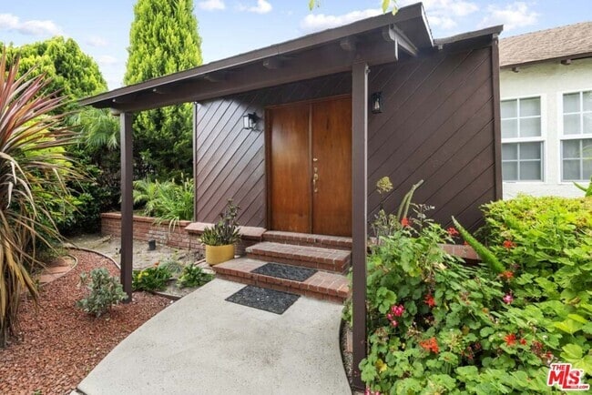 Building Photo - 4753 Saloma Ave Rental