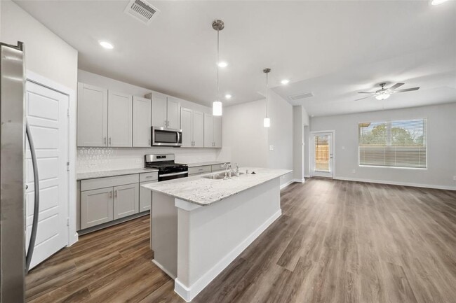Building Photo - 18033 Martin Pines Dr Rental