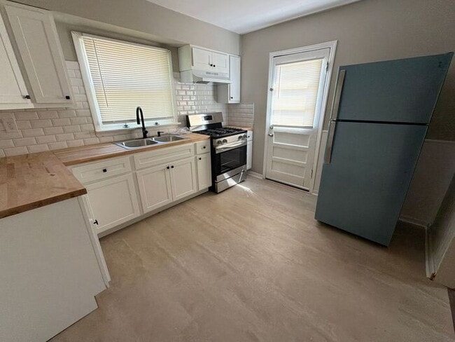 Photo - Beautiful 3 Bed 1 Bath For Rent!