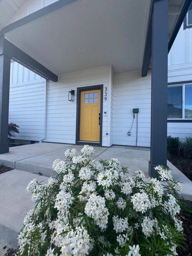 Photo - Charming three bedroom townhouse in the heart of Talent! | Available Mid May