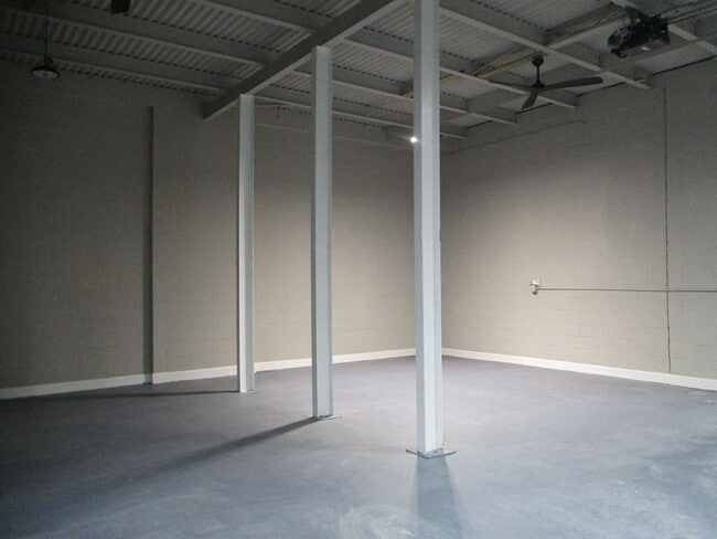 Photo - Warehouse space w/ small office AVAILABLE Unidad Garage #16