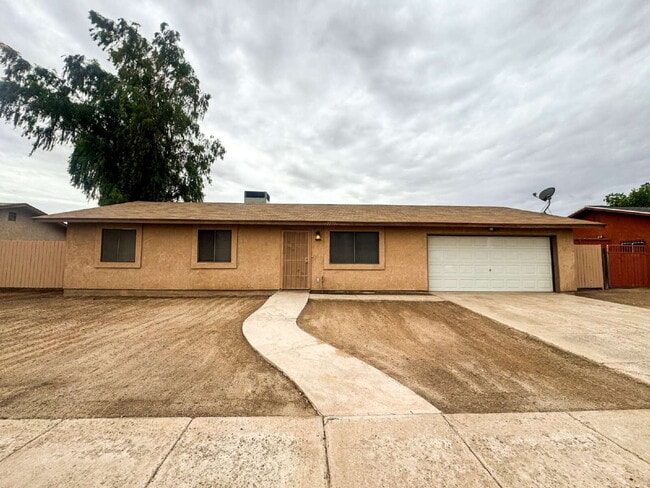 Building Photo - "Centrally located 3 bedroom, 2 bathroom H... Rental