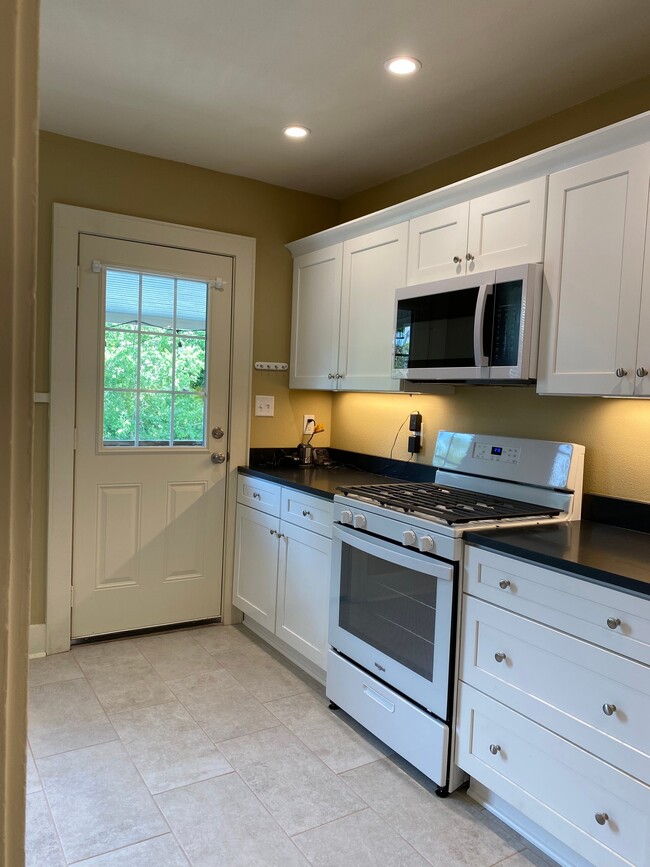 Building Photo - 607 E 6th St