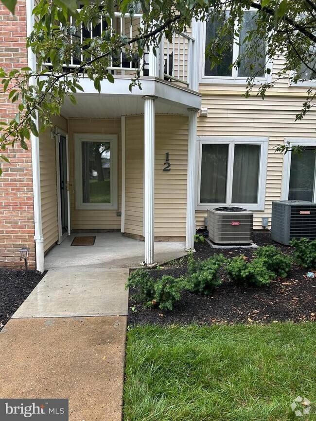 Building Photo - Crestwood 2 bed 1 bath Condo Available Now