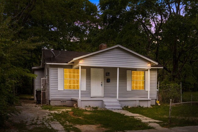 Charming and Newly Renovated 3 Bedroom 1 B... - Charming and Newly Renovated 3 Bedroom 1 B... House
