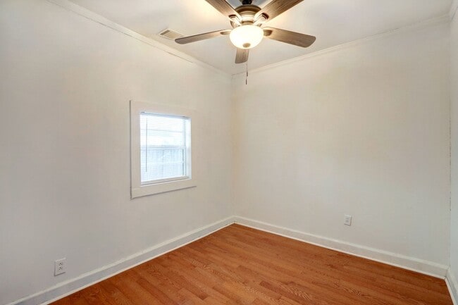 Photo - Cute Bungalow - great yard - Two Bedroom