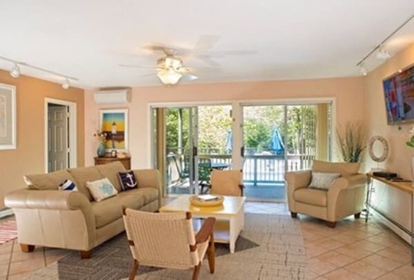 Photo - 9 Thaxter Ln