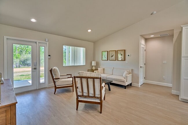 Photo - 3 MONTHS FREE RENT! 3/2 in Hawthorne