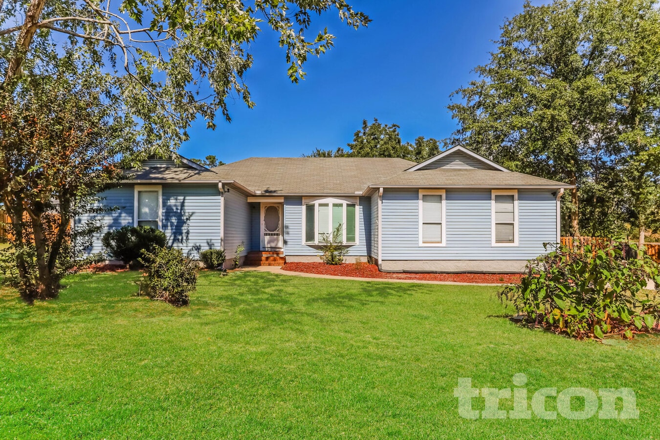 Photo - 4585 Hebbard Way