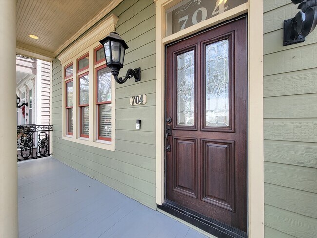 Photo - 704 E 9th St