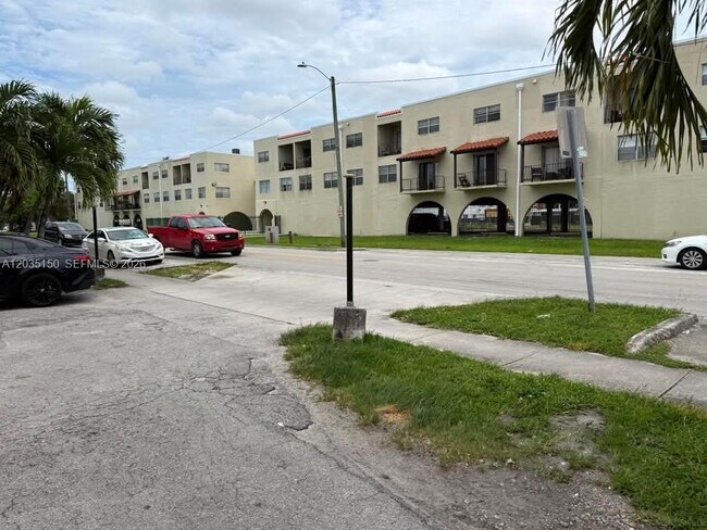 Building Photo - 1255 W 53rd St Unit 204