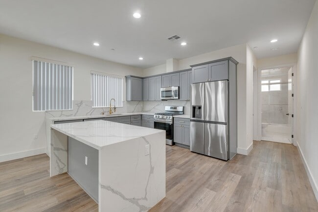 Photo - 4 Bed / 4 1/2 Bath Townhome in Sawtelle Unidad 11619