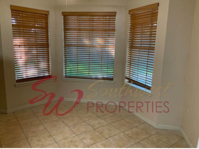 Photo - Spacious 3 bedroom 2 bath with lots of parking!