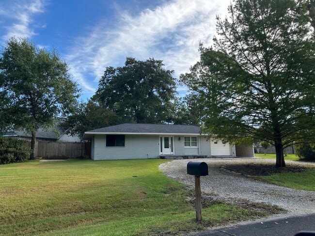 Building Photo - 2801 Pine Ridge Dr
