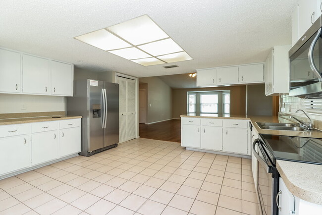 5113 Gardendale Ln