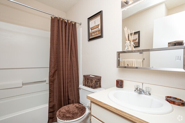 1 BR, 1 BA - 700 SF