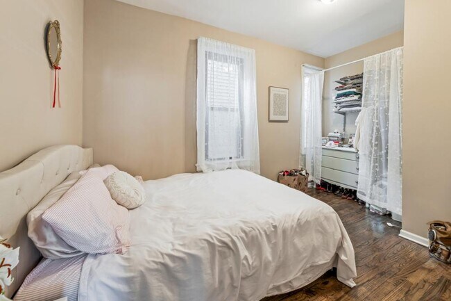 Photo - 3 bedroom in Chicago IL 60657