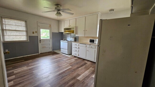 Photo - 3 bed 1 bath 1 car garage!