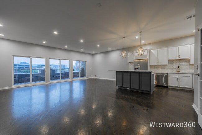 Building Photo - 1012 N Milwaukee Ave Unit #3