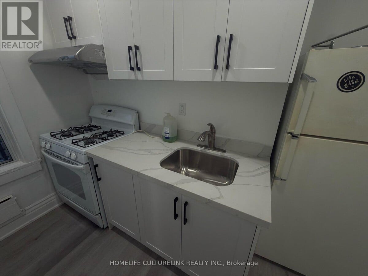 Photo - 737 Broadview Ave