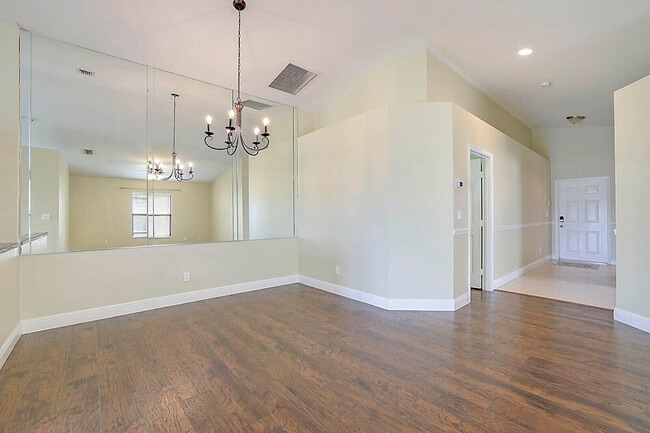 Photo - 832 NW Greenwich Ct