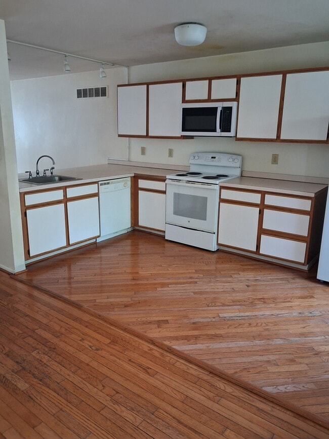 Photo - 136 Wimbledon Ct