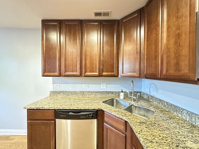 Photo - 4440 N Dover St Unidad SG Rental