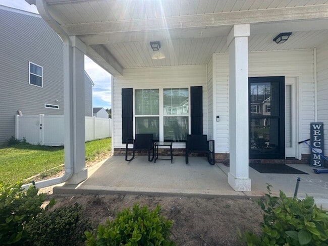 Photo - Spacious 4 bed, 2.5 bath Home with Neighborhood Amenities!