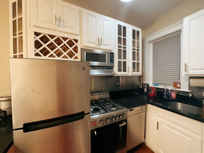 Building Photo - 75 Burbank St Rental
