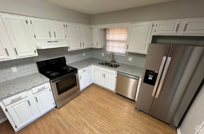 Building Photo - *COMING SOON* Spacious 3 Bed, Two Bath Dup... Rental