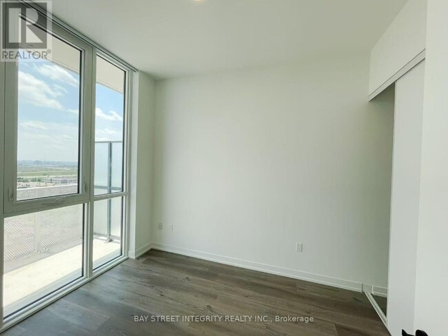 Photo - 28 Interchange Wy Unité 1911