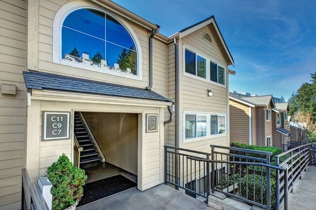 Building Photo - Beautiful Top Floor 2 Bed 2 Bath Condo in Factoria