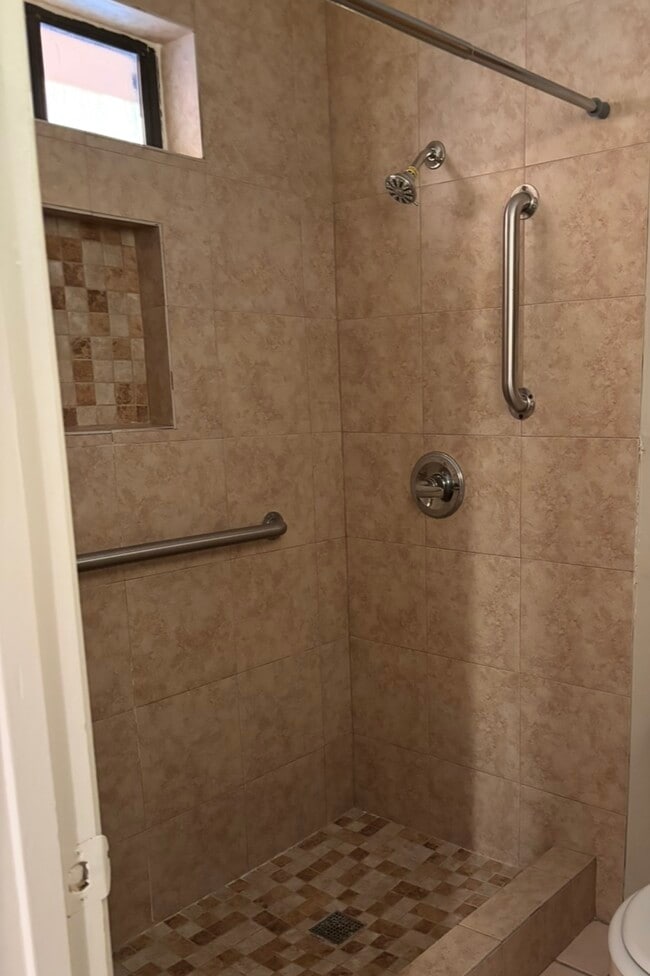 Baño - 3501 McDonell Ave Unidad J Cruz Properties