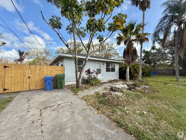 Building Photo - Pet Friendly 3 Bedroom Home with Yard - Br...