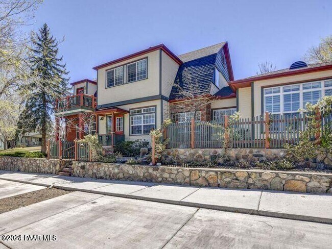 Photo - 325 E Union St