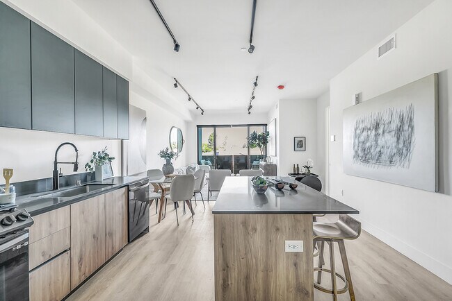 Photo - 14747 Burbank Blvd