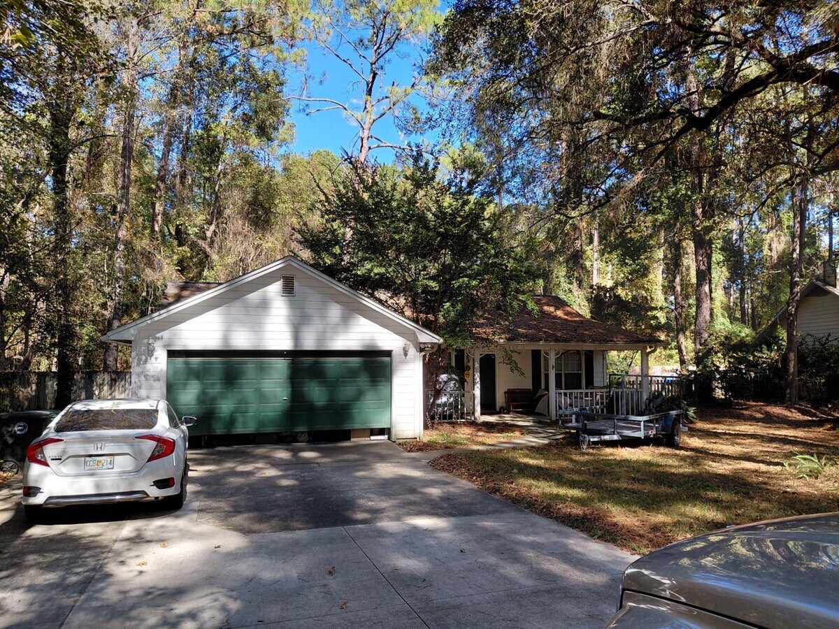 Photo - 1667 Folkstone Rd
