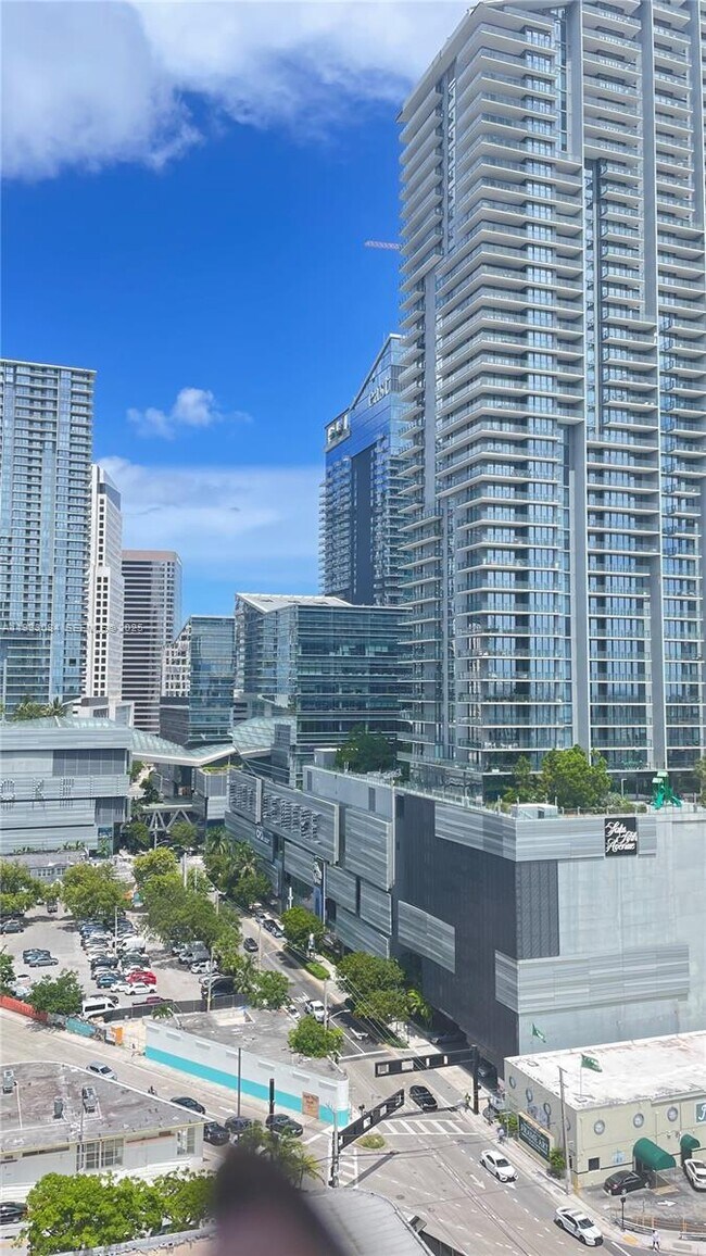 Building Photo - 690 SW 1st Ct Unit 1724