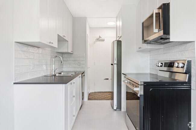 1BR, 1BA - 668SF - Kitchen - 2360 Weston Road