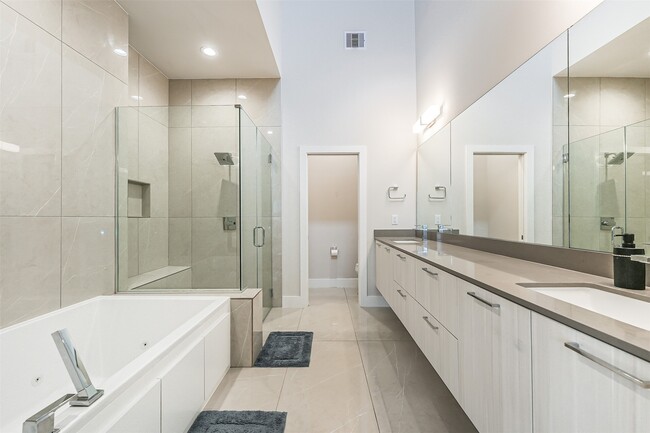 Photo - 2136 Dennis St