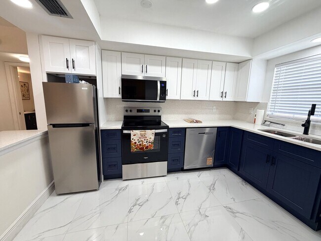 Photo - 2/2 STUNNING SEASONAL RENTAL IN SUNNY N. FT. MYERS, FL