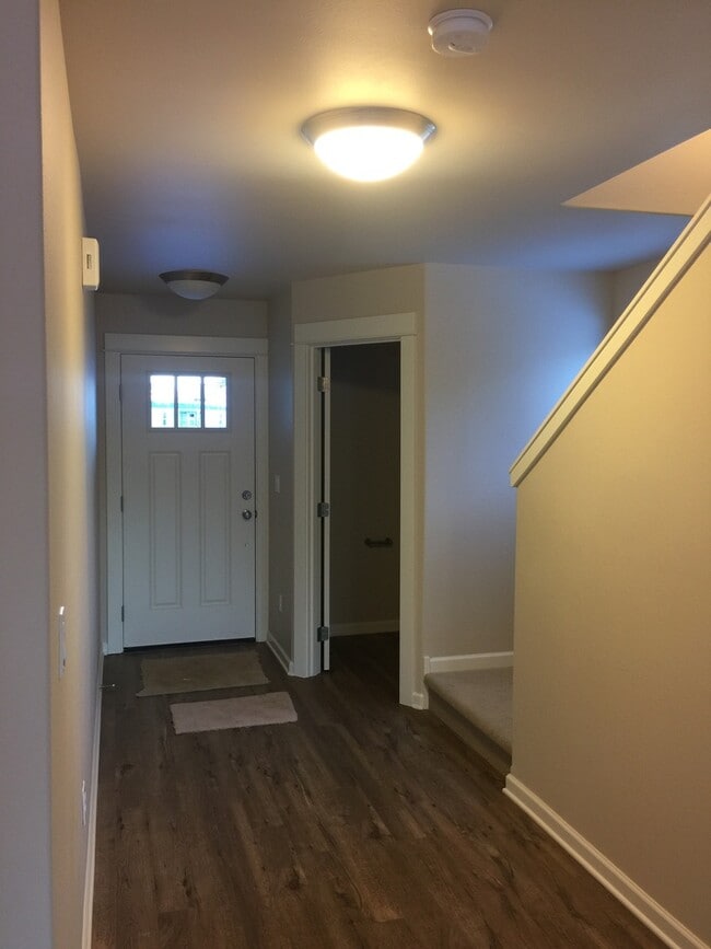 Building Photo - SE Bend, LIKE NEW Townhouse, 3 Bedrooms, 2 1/2 Baths, Garage, Gas Heat, Patio