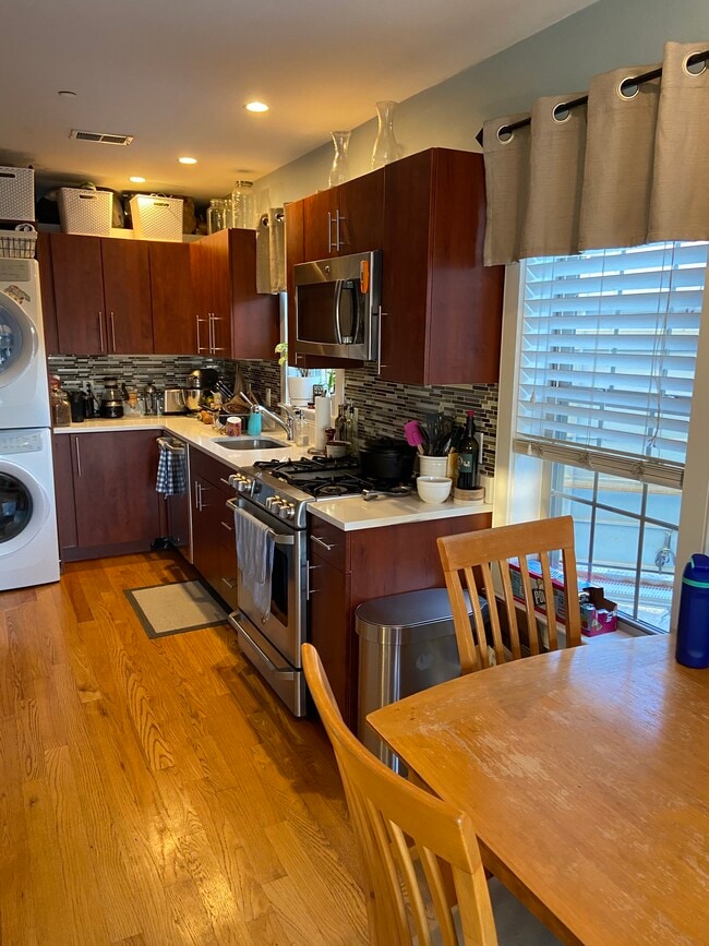 Building Photo - 102 D St Unit 2