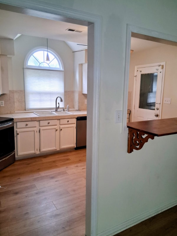 Photo - 3930 Saxonbury Way