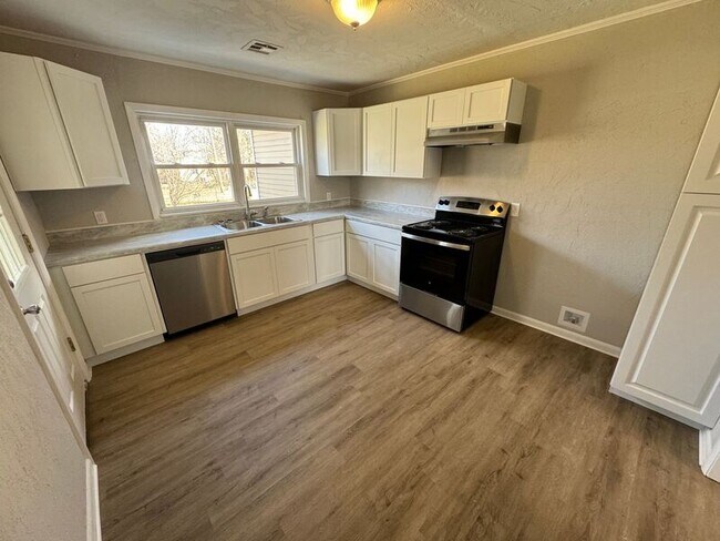 Photo - 2040 A St NE