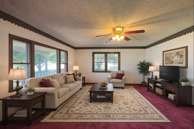 Building Photo - 4 Bed, 2 Bath Home - Apply Today!