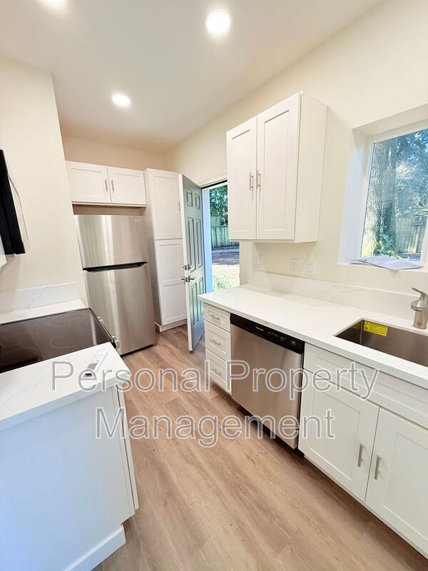 Photo - 3401 E 18th St