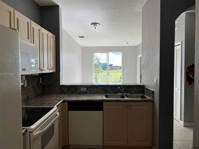 Photo - 17630 NW 73rd Ave Unidad 203-4