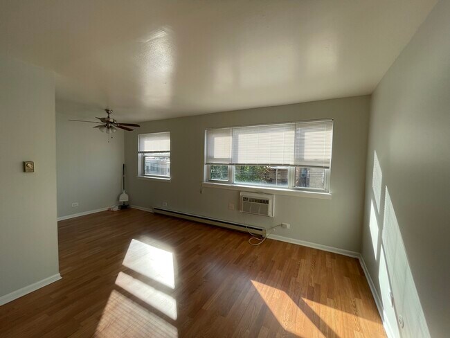 Building Photo - 5920 N Kenmore Ave Unit 203