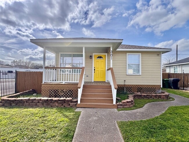 Building Photo - 301 Enid St